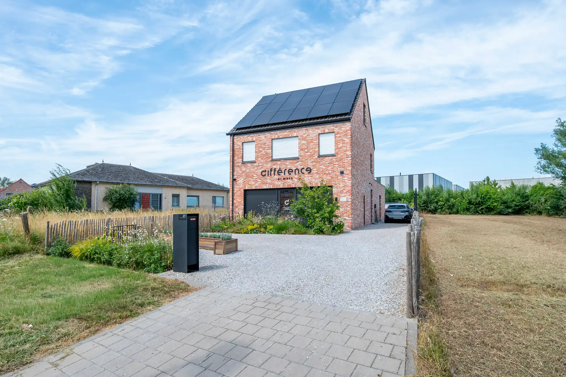 Recente woonst met handelsruimte op centrale locatie foto {{pictureIndex}}