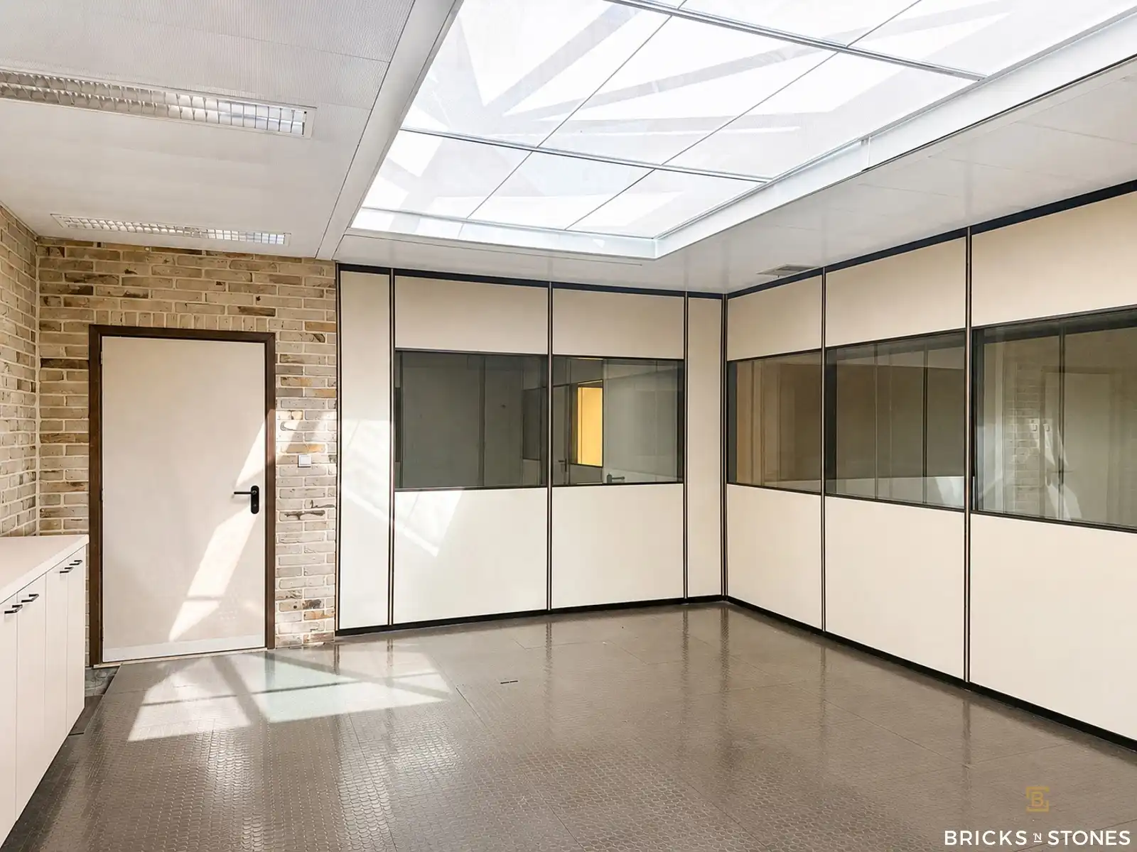 Riant magazijn met kantoorruimte in Berchem te huur foto 3