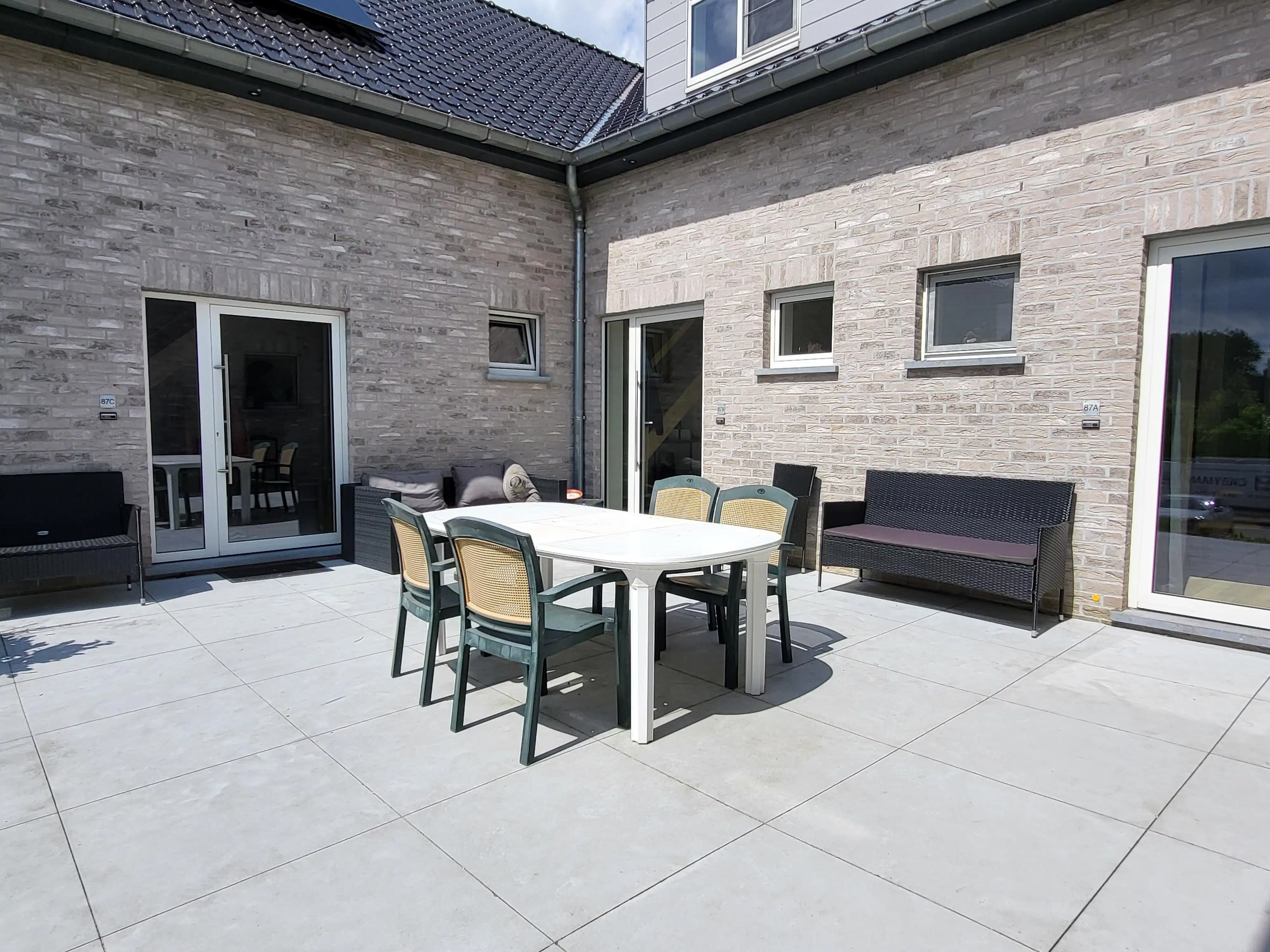 Prachtige halfopen pastoriewoning van 160m² met zuidgericht terras v 31m², balkon, zonnepanelen en drie staanplaatsen.  foto 6