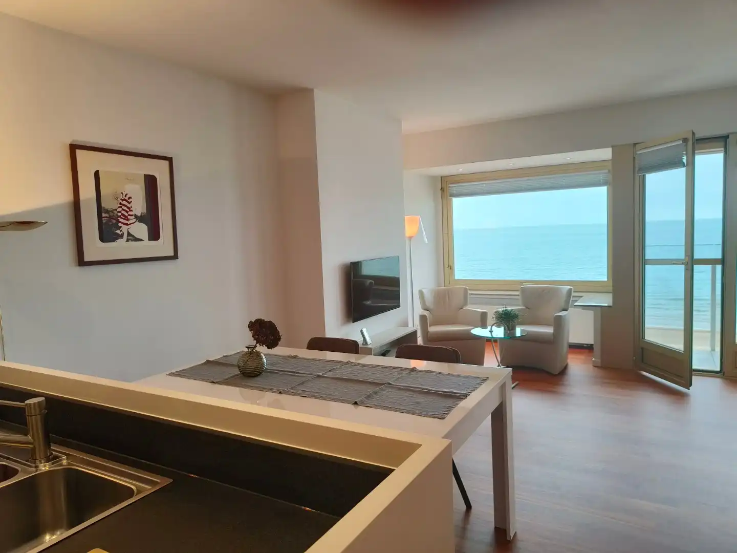 Ongemeubelde studio op zeedijk  met frontaal zeezicht foto 9