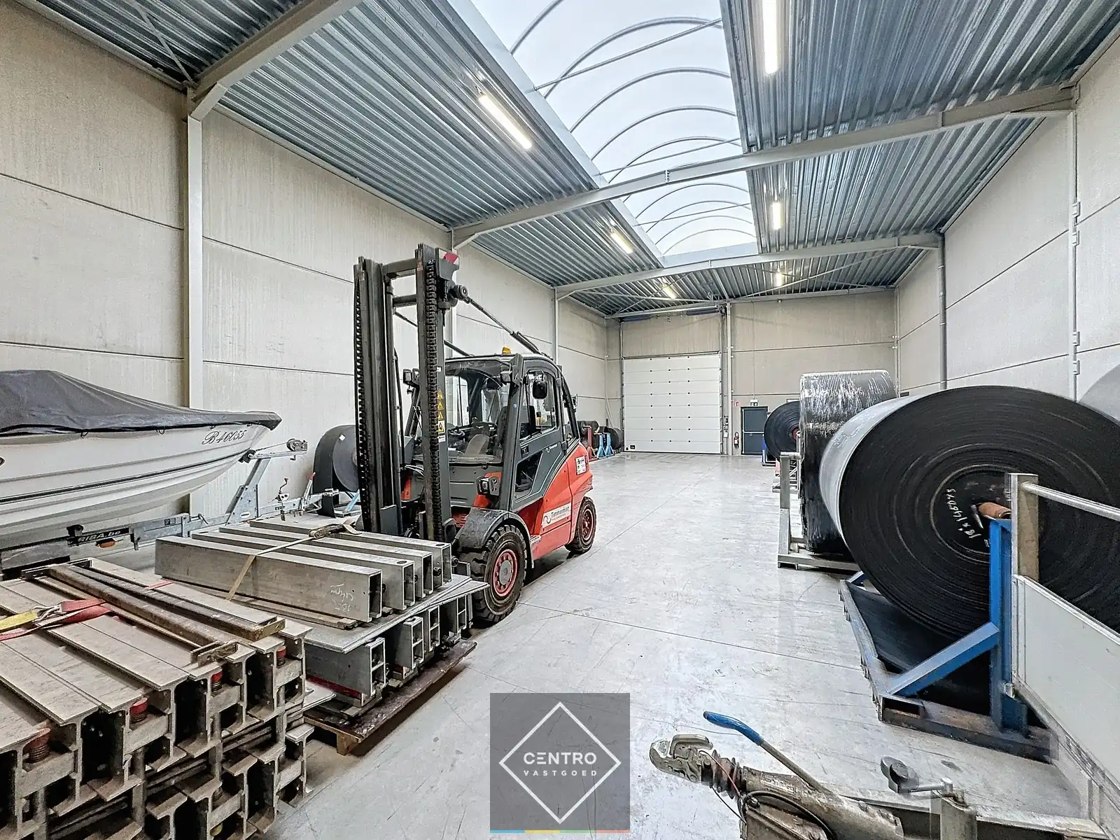 NB MAGAZIJN / OPSLAGRUIMTE (292m²) TE HUUR met volledige overspanning en hoge sectionaalpoort. Parkings voor de deur. foto 6
