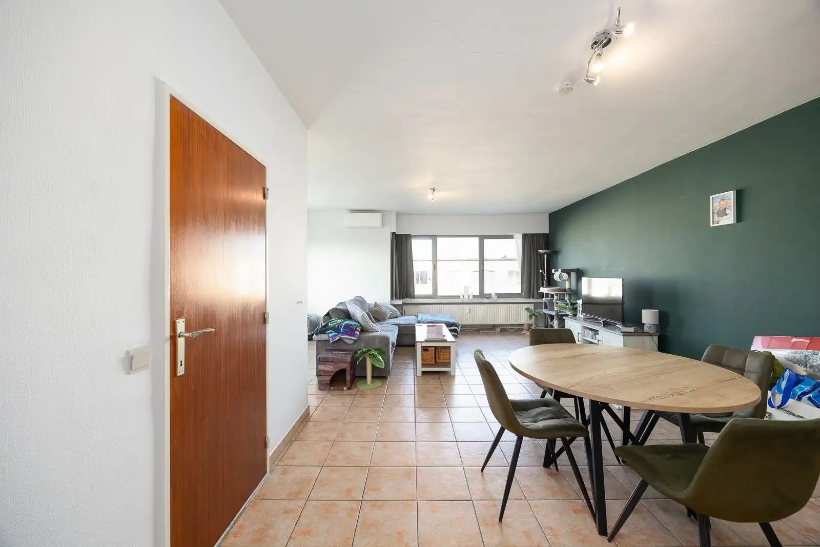 Ruim appartement met 2 slaapkamers en een garage in Stabroek! foto 3