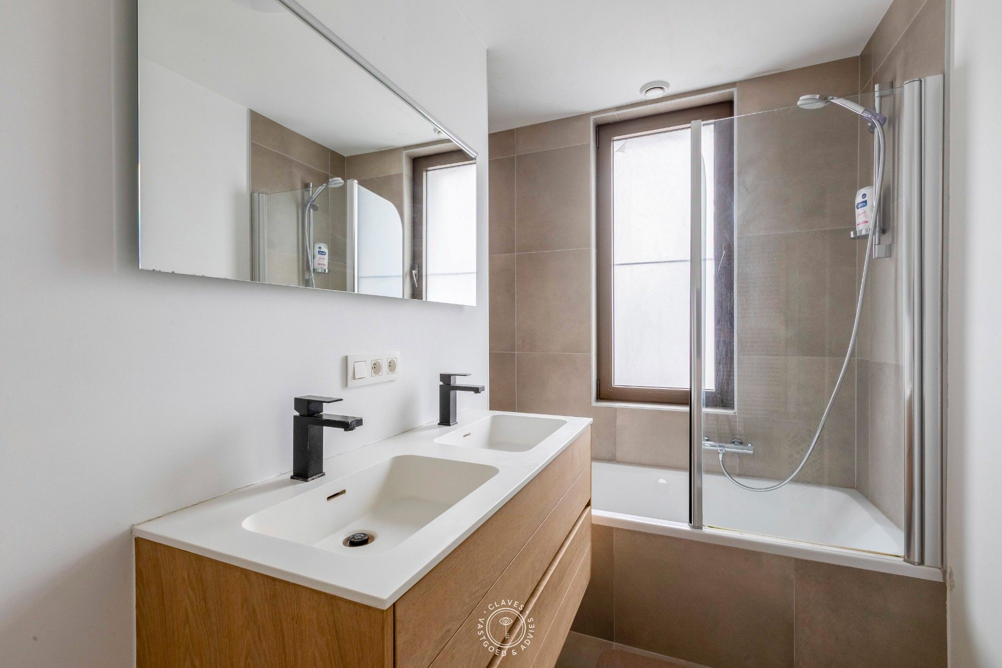 Modern appartement met 2 slaapkamers, groot terras en garagebox op centrale ligging in Sint-Niklaas foto 9