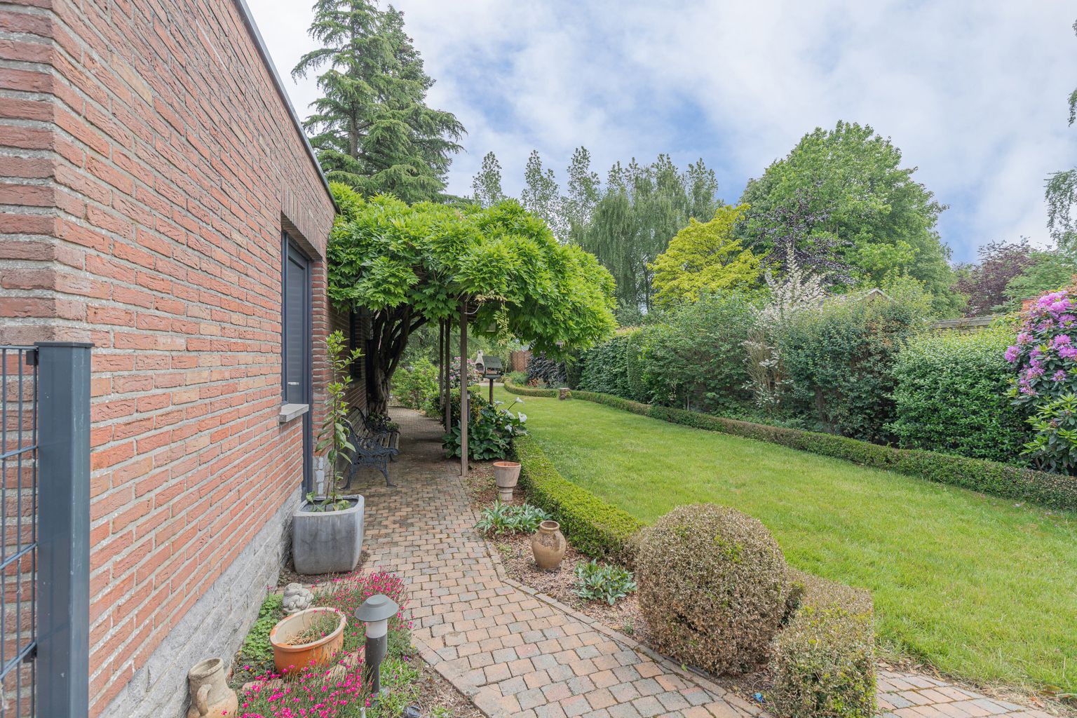 Rustig gelegen halfopen bebouwing met garage. foto 21