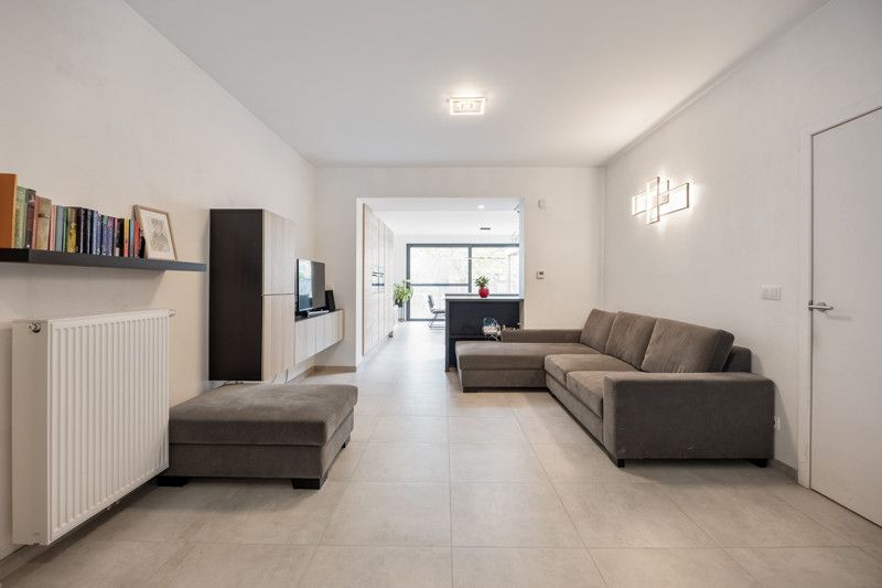 Gerenoveerde gezinswoning met tuin foto {{pictureIndex}}