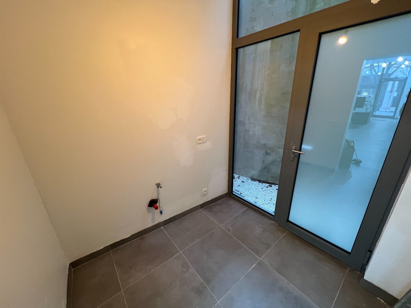 Modern handelspand van +/- 44,2m² met vitrineraam in centrum foto 5