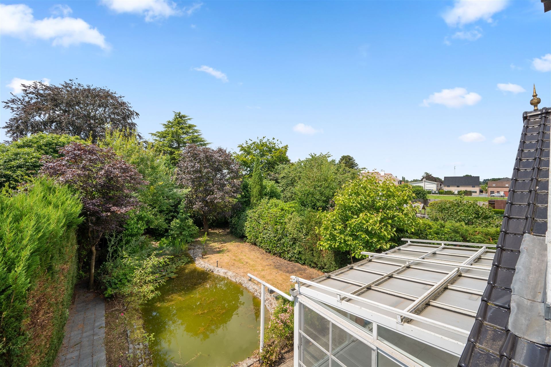 Charmante en goedgelegen villa met prachtige tuin foto 27