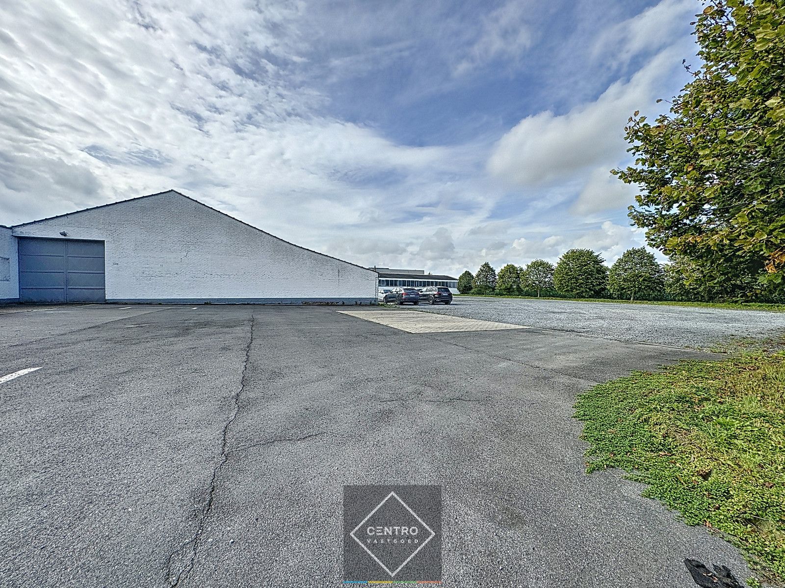 Loodsen (1.550m²) met ruim VERHARD BUITENTERREIN van circa 2.400m² op interessante ligging te Roeselare! foto 2