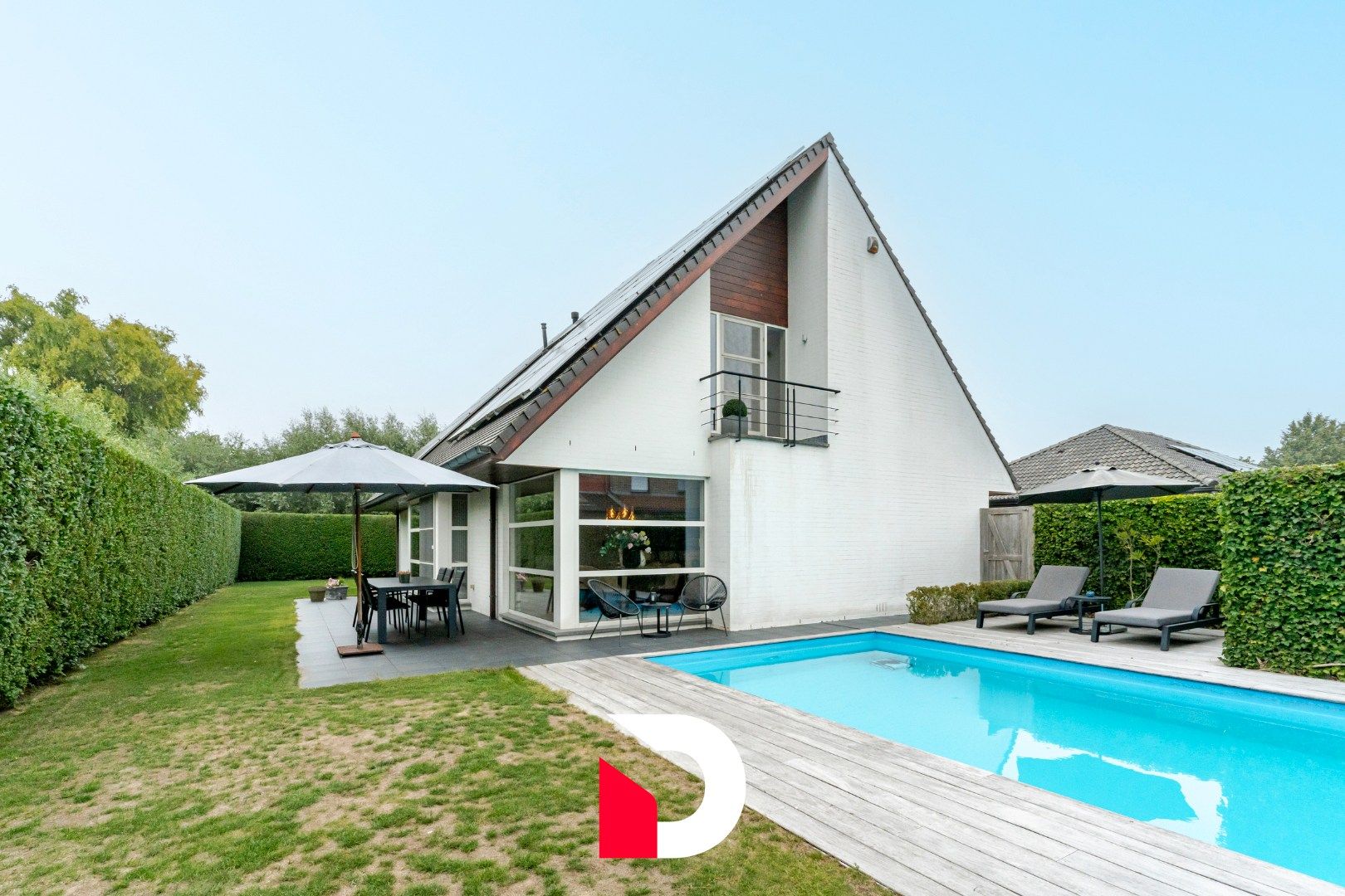 Vrijstaande woning met zwembad op een beheersbaar perceel met 4 slk.'ers  in kindvriendelijke woonwijk. foto {{pictureIndex}}