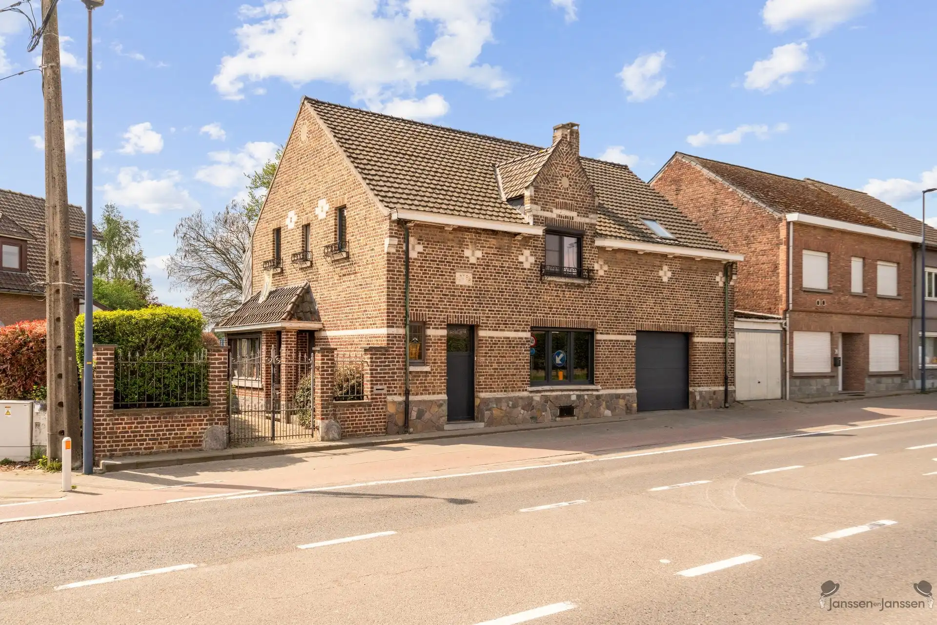 Karaktervolle, volledig gerenoveerde woning met ruime tuin en uitzicht op paardenweide foto 2