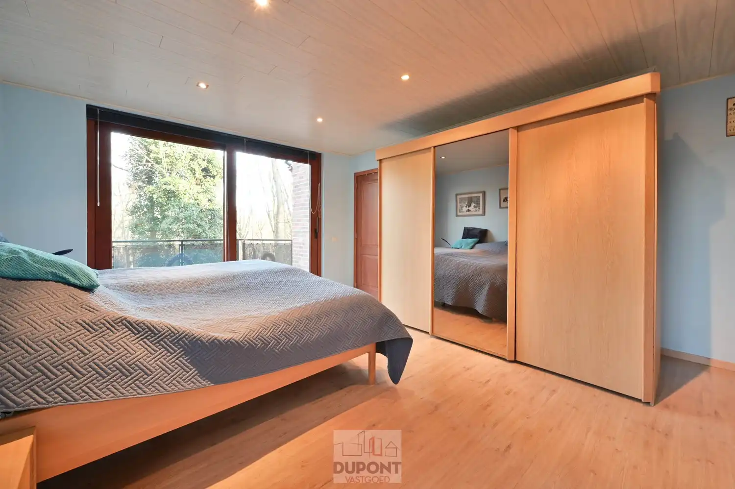 Villa gelegen in een prachtig bebost kader, zeer rustig gelegen, 3 tot 5 slaapkamers, zeer grote kelder. foto 9