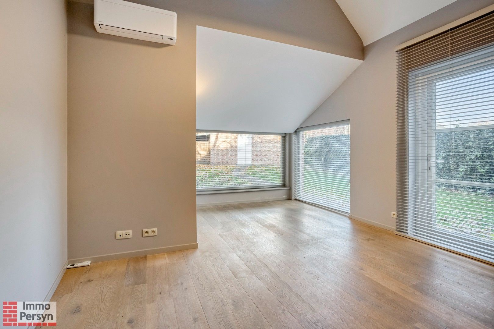 Ruim gelijkvloers appartement met tuin en 2 staanplaatsen. foto 19