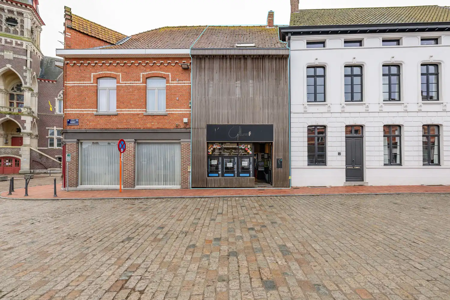 Handelsruimte met woonst te Ruiselede. foto {{pictureIndex}}