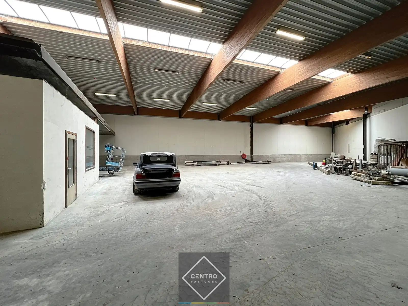 Instapklaar magazijn (± 700 m²) met automatische sectionaalpoort langs de N8 te Elverdinge (Ieper). Ambachten toegestaan ! foto 8