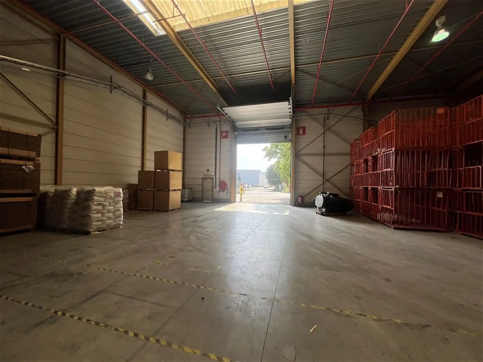 Magazijn met laad- en loskades en ruime parking foto 7