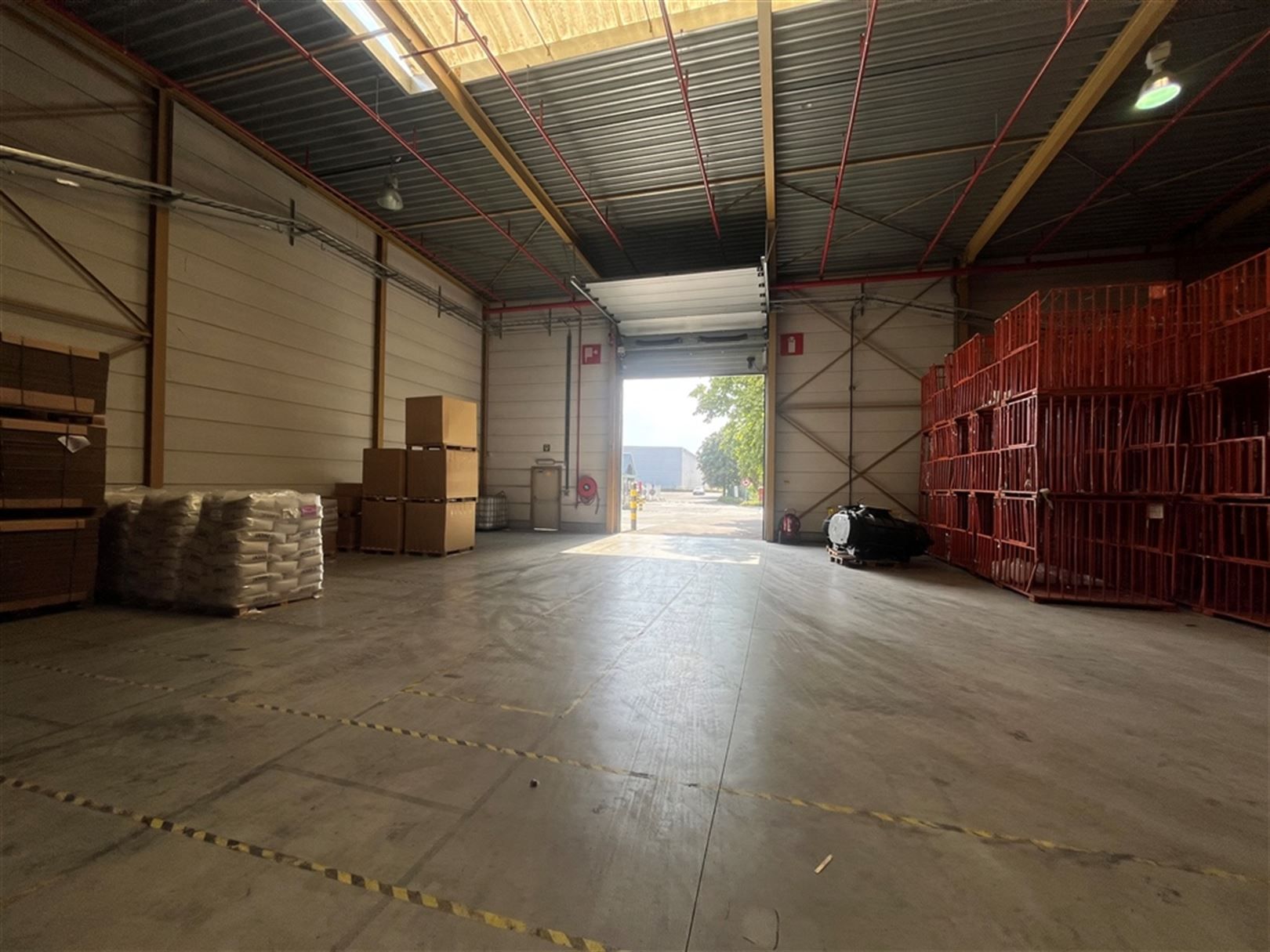 Magazijn met laad- en loskades en ruime parking foto 7