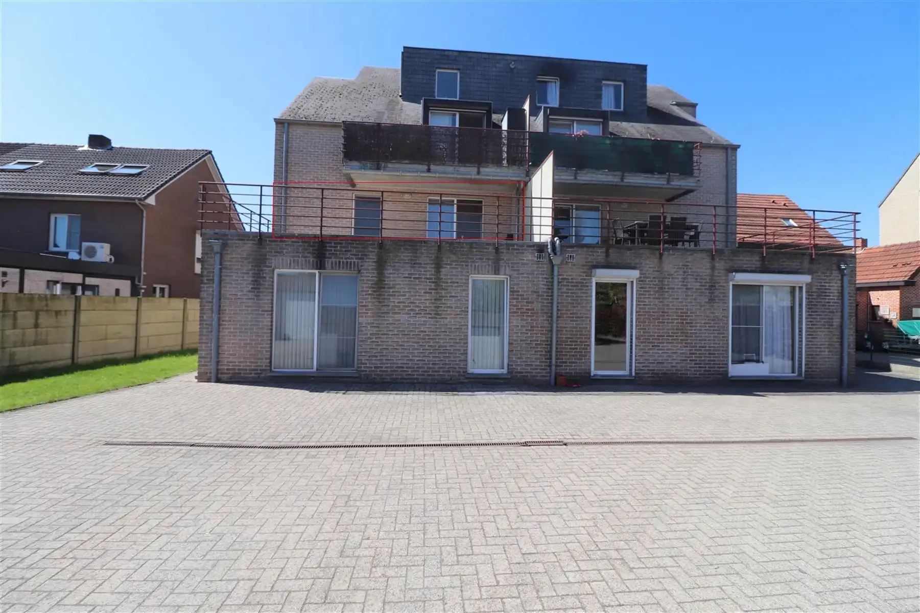 Appartement op 1ste verdieping met lift, 2 slaapkamers, ruim terras, garage en autostaanplaats. foto 13