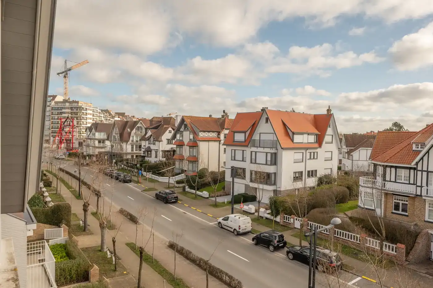 Gerenoveerde villa in Zoute, Knokke-Heist met 4 slaapkamers, tuin, garage, fietsenberging en 227m² hoogwaardige woonruimte. foto 9