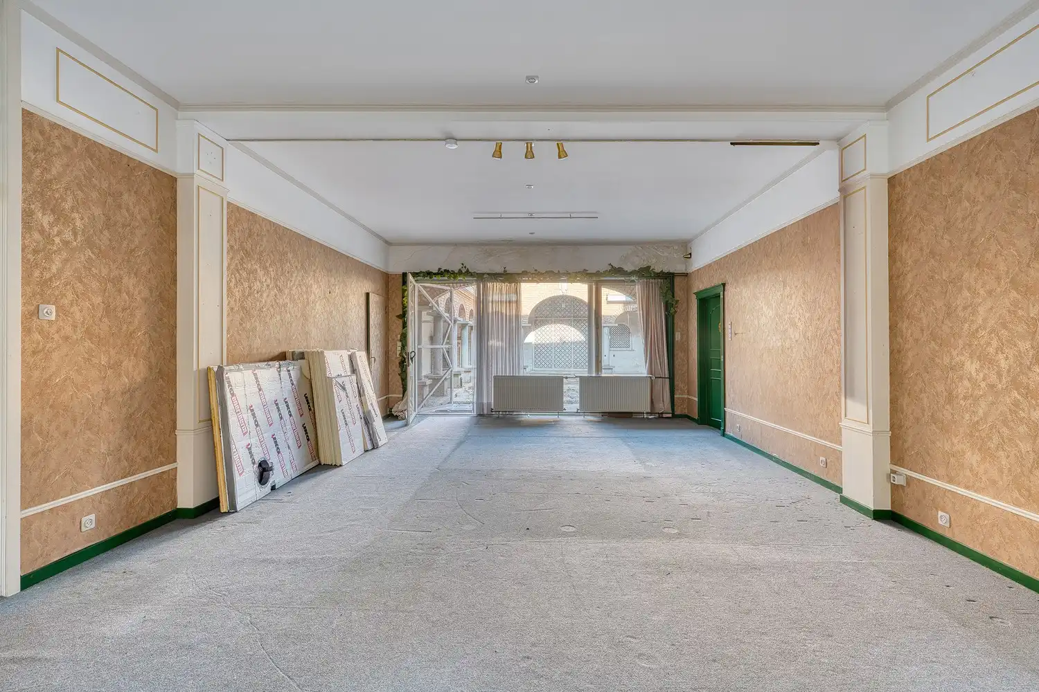 Hartje Brugge &nbsp;TOP &nbsp;TOERISTISCHE LIGGING , in de GOUDEN DRIEHOEK, Uitzonderlijk HANDELSPAND ( gevelbreedte 11 meter) &nbsp; &nbsp; &nbsp; &nbsp; &nbsp; &nbsp; &nbsp; &nbsp; &nbsp; &nbsp; &nbsp; &nbsp;&nbsp; LICHTRIJKE WINKELRUIMTE ,uitgevend op &nbsp;Exclusieve STADSPATIO met overdekte rondgang van 105m²+ GARAGE van 30 m² UNIEK&nbsp; IN BRUGGE op dergelijke ligging ! ERBOVEN lichtrijk ruim APPARTEMENT met zonneterras, foto 6