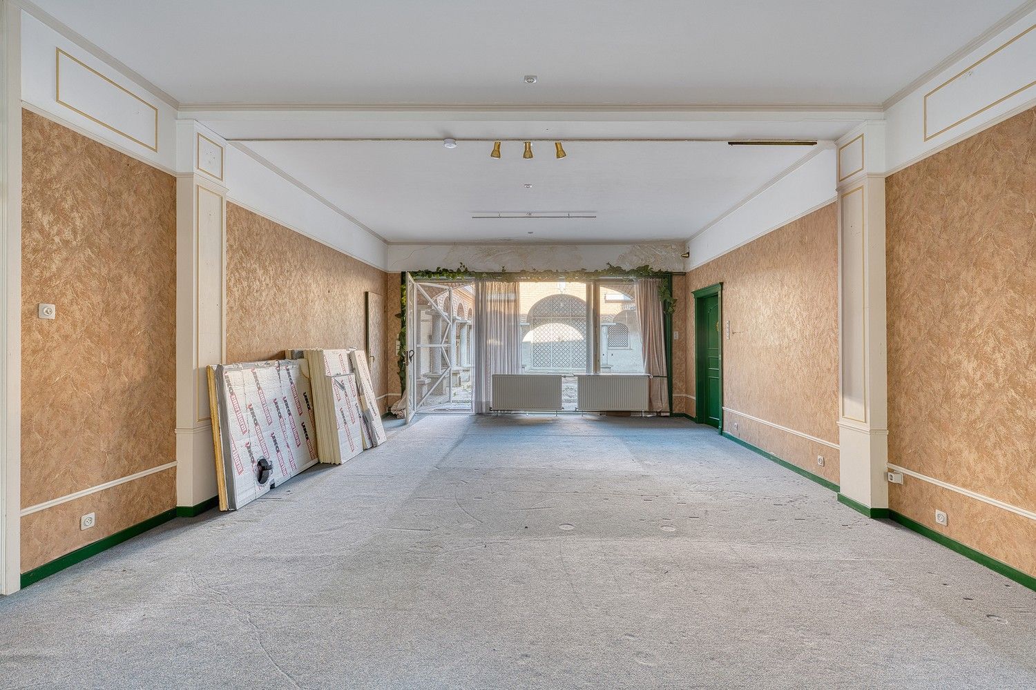 Hartje Brugge  TOP  TOERISTISCHE LIGGING , in de GOUDEN DRIEHOEK, Uitzonderlijk HANDELSPAND ( gevelbreedte 11 meter)                          LICHTRIJKE WINKELRUIMTE ,uitgevend op  Exclusieve STADSPATIO met overdekte rondgang van 105m²+ GARAGE van 30 m² UNIEK  IN BRUGGE op dergelijke ligging ! ERBOVEN lichtrijk ruim APPARTEMENT met zonneterras, foto 3