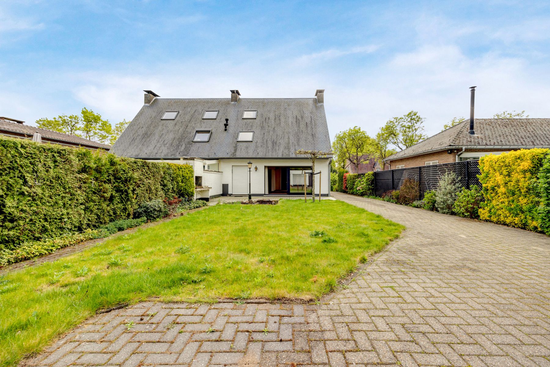 Gezinswoning in Brasschaat met tuin en dubbele garage foto 14