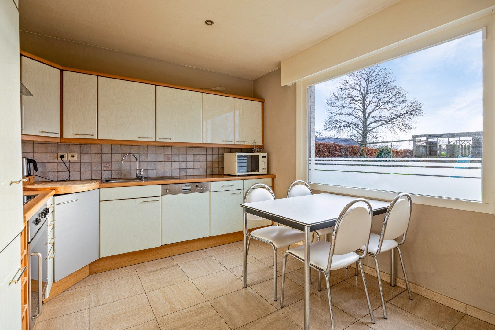 Ruime gezinswoning op zongericht perceel van 859 m² met zicht op groen !  foto 6