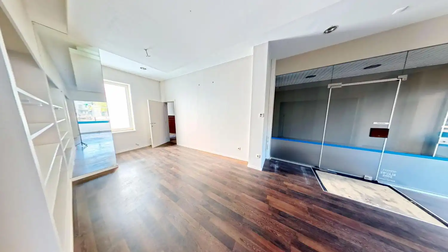 Handelspand met zeer ruim appartement in het centrum Brakel! foto 2