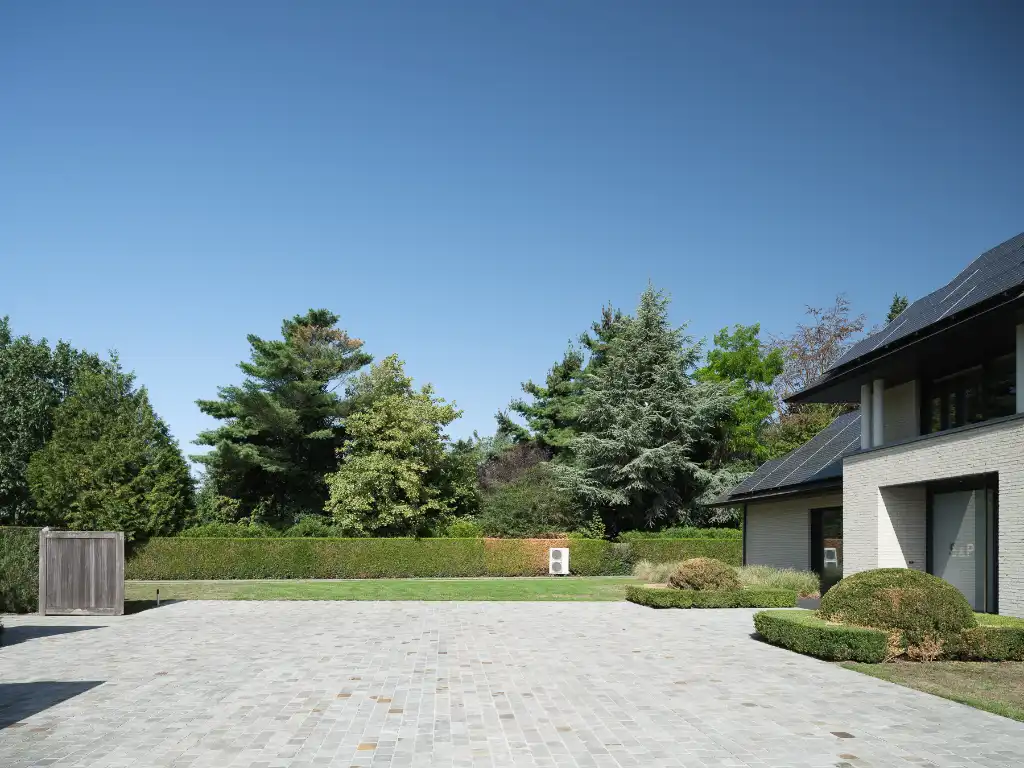 Imposante villa (BJ 2015) met onder meer een buitenzwembad en een sfeervol ingericht bijgebouw met sauna foto 5