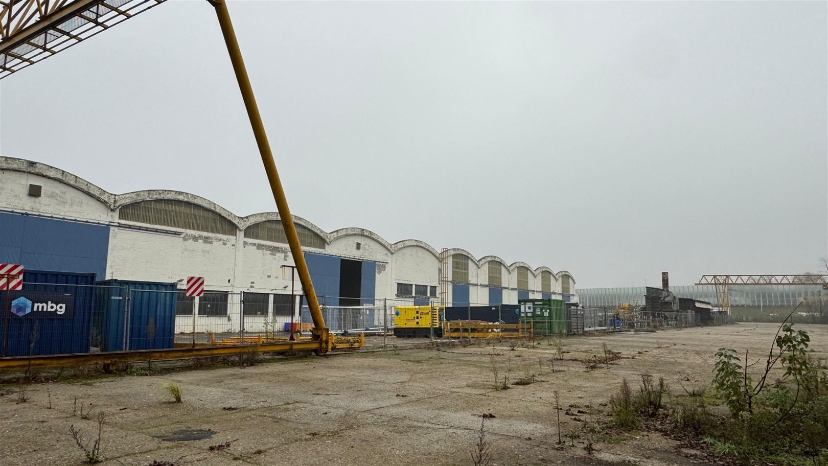 Semi-industrieele site met buitenterrein foto {{pictureIndex}}