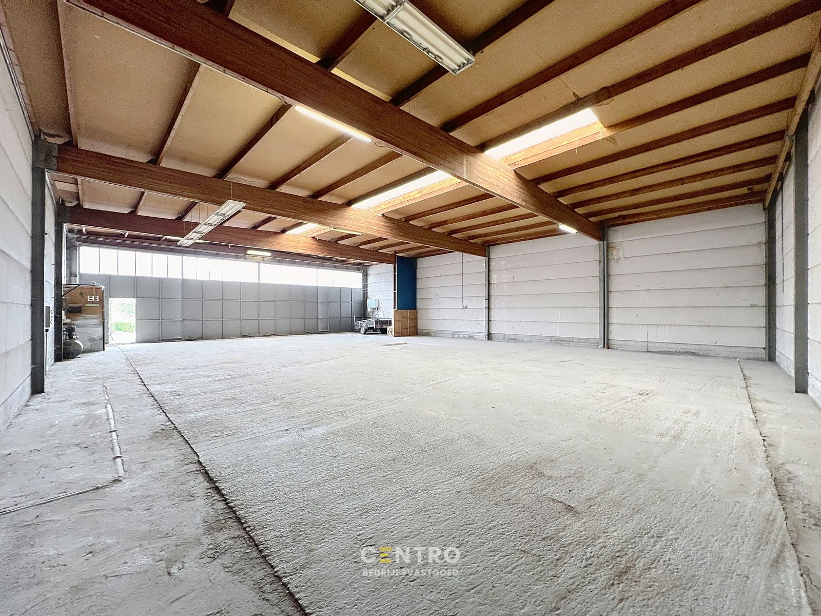 Goed gelegen MAGAZIJN (± 300m2) met parking TE HUUR nabij centrum Roeselare. foto 11