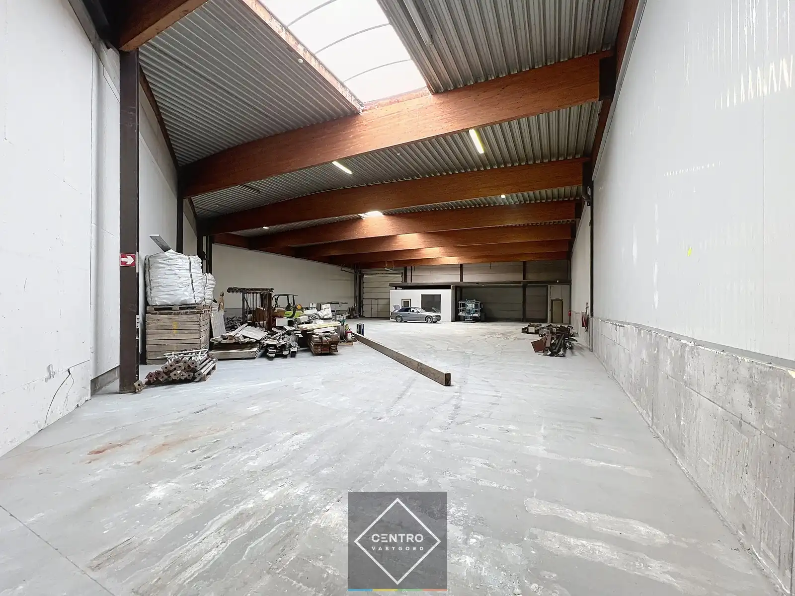Instapklaar magazijn (± 700 m²) met automatische sectionaalpoort langs de N8 te Elverdinge (Ieper). Ambachten toegestaan ! foto 3