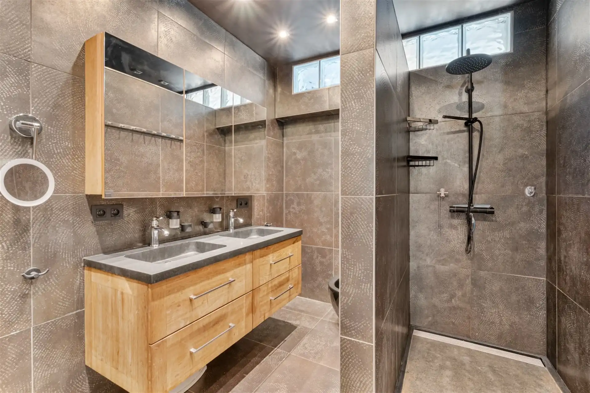 Prachtige HOB met vier slaapkamers, bureau en grote tuin foto 10