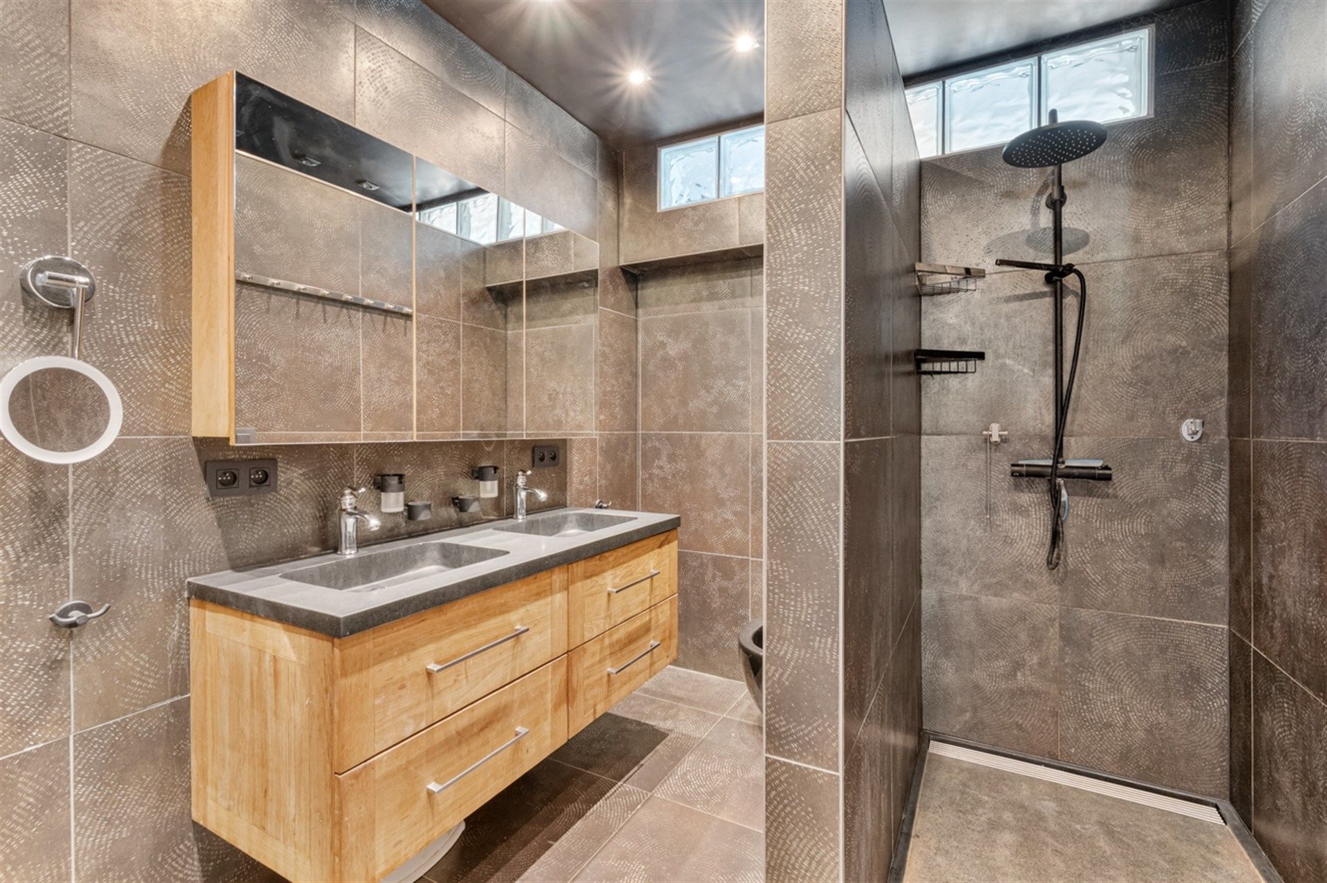 Prachtige HOB met vier slaapkamers, bureau en grote tuin foto 10