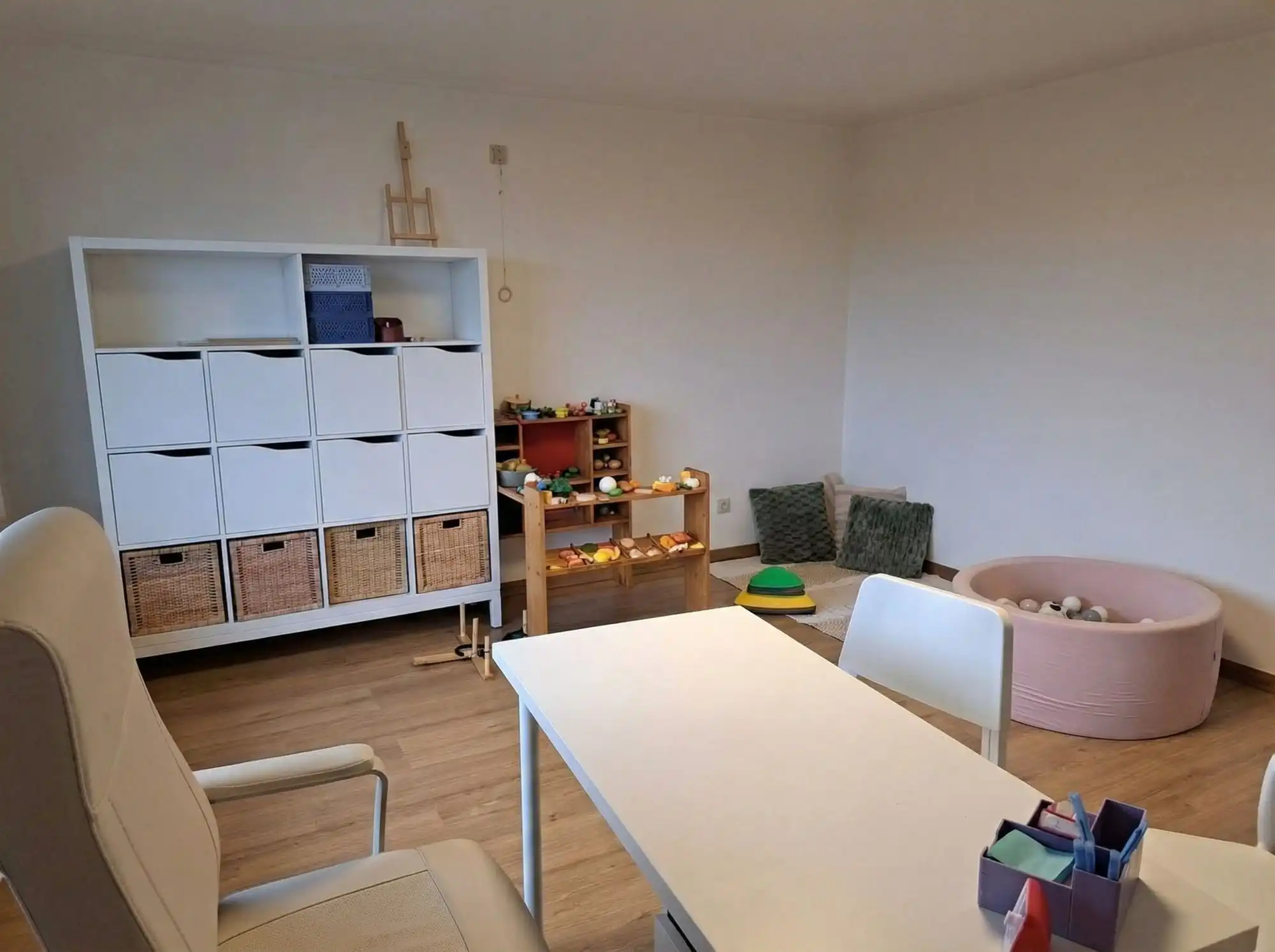 Villa met 4 slaapkamers, grote garage, veel parkeergelegenheid en een afgesloten tuin. foto 14