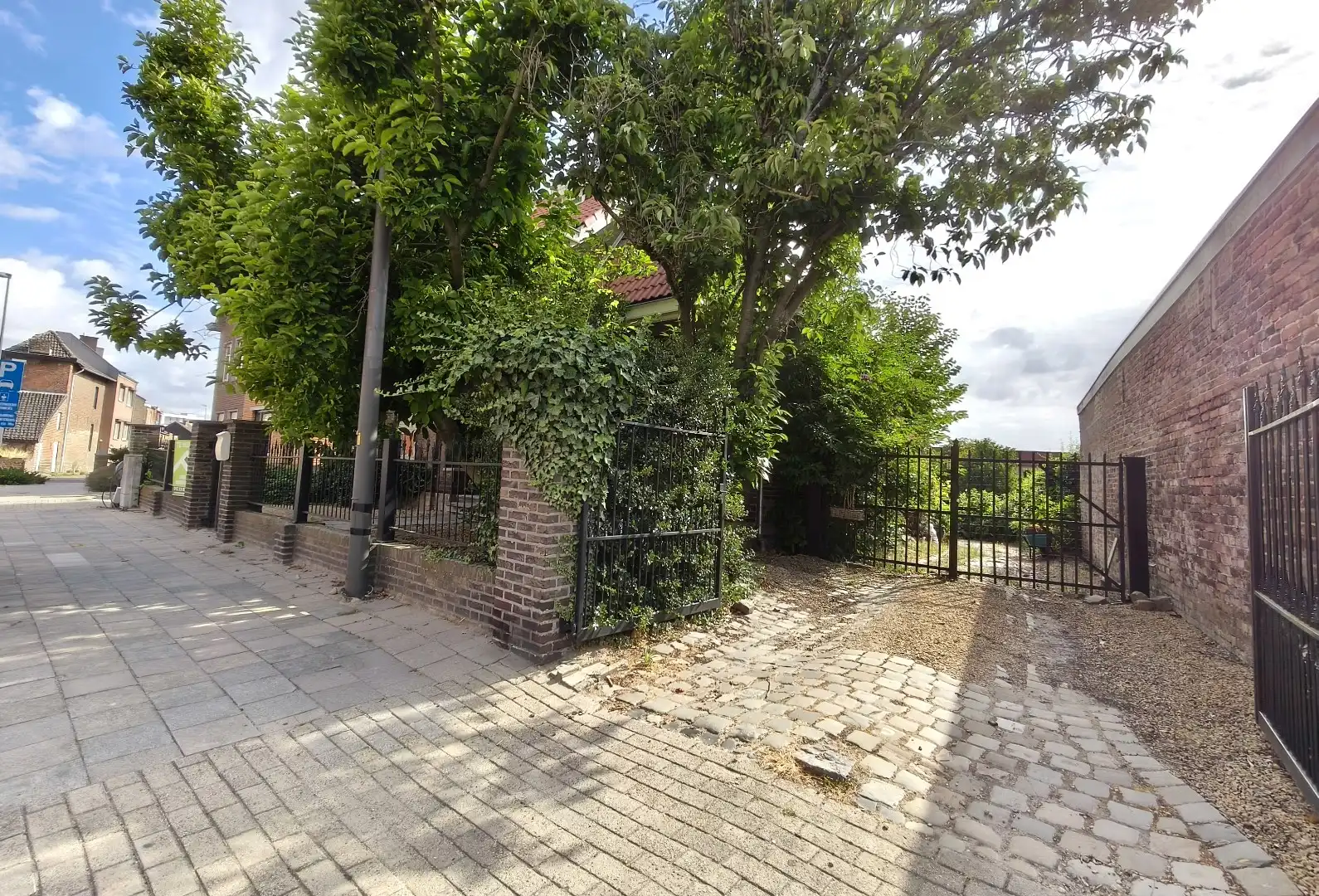 RUIME WONING MET GROTE TUIN EN GARAGE foto 11