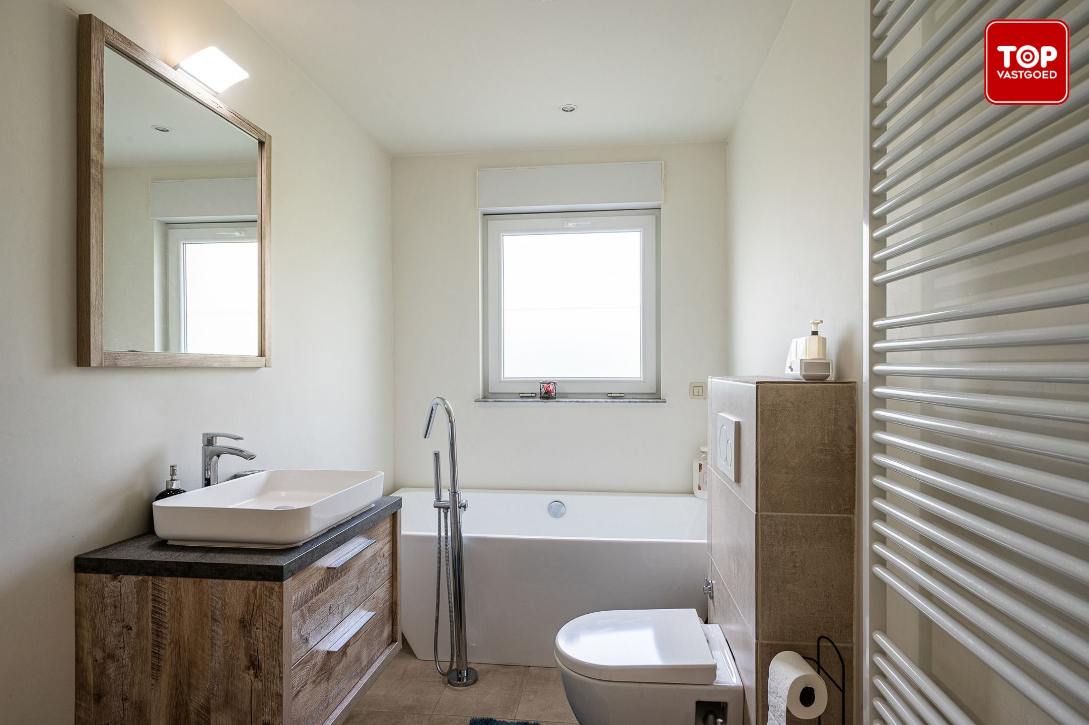 Alleenstaande woning met 3 slaapkamers, 2 badkamers en inpandige garage  foto 12