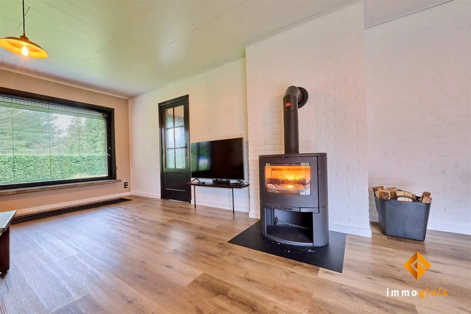 Verrassend ruime, gelijkvloerse woning met 3 slaapkamers en inpandige garage op een mooi perceel van 12a55ca!  foto 4