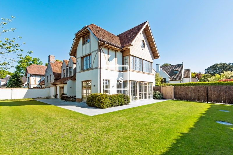 Exclusieve instapklare villa in het Zoute met zonnige tuin foto {{pictureIndex}}