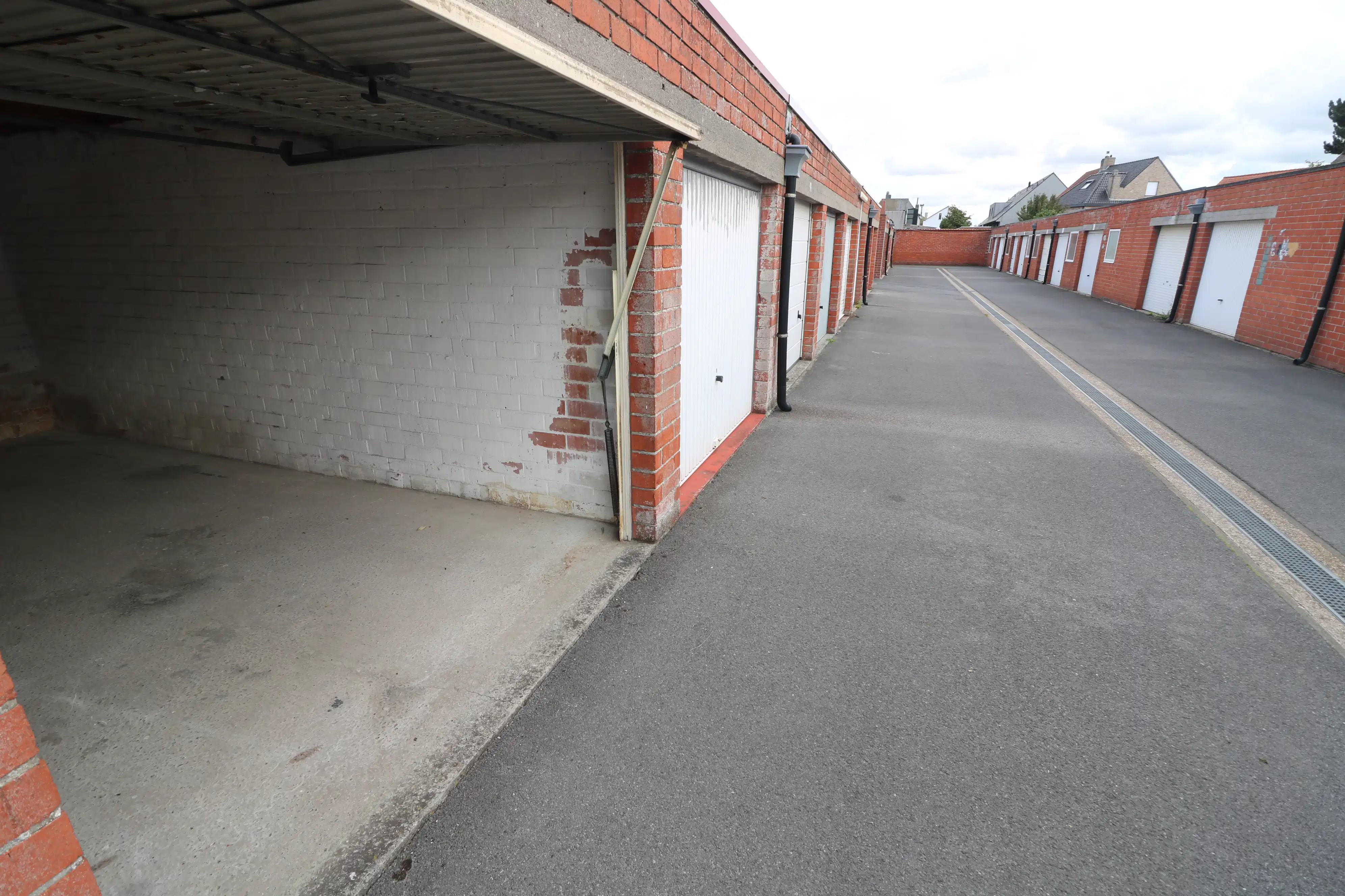  Gesloten garagebox vlakbij het centrum van Blankenberge.  foto 3