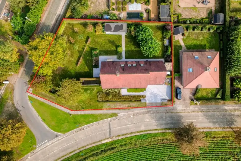 STATIGE VILLA MET PRACHTIGE TUIN OP EEN PERCEEL VAN 1.430 m². foto 3