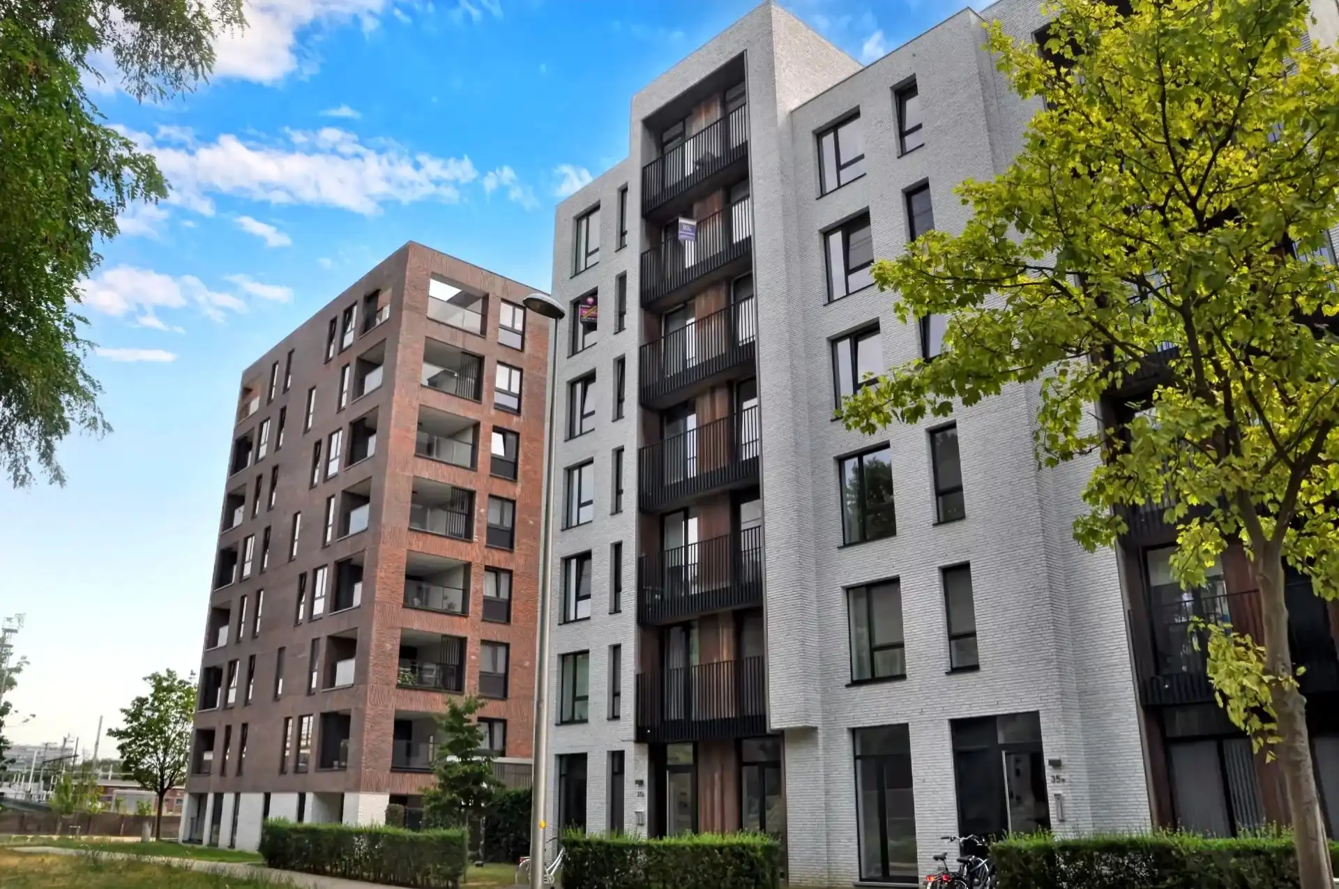 CENTRAAL GELEGEN APPARTEMENT VAN +- 80 M² MET 2 SLPK EN TERRAS NABIJ CENTRUM HASSELT foto {{pictureIndex}}