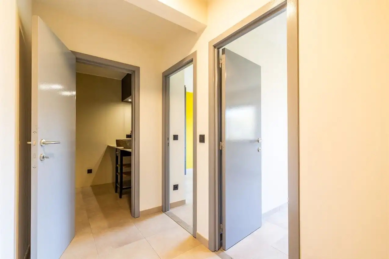 Vernieuwd app, twee slaapkamers, terras en garage foto 13