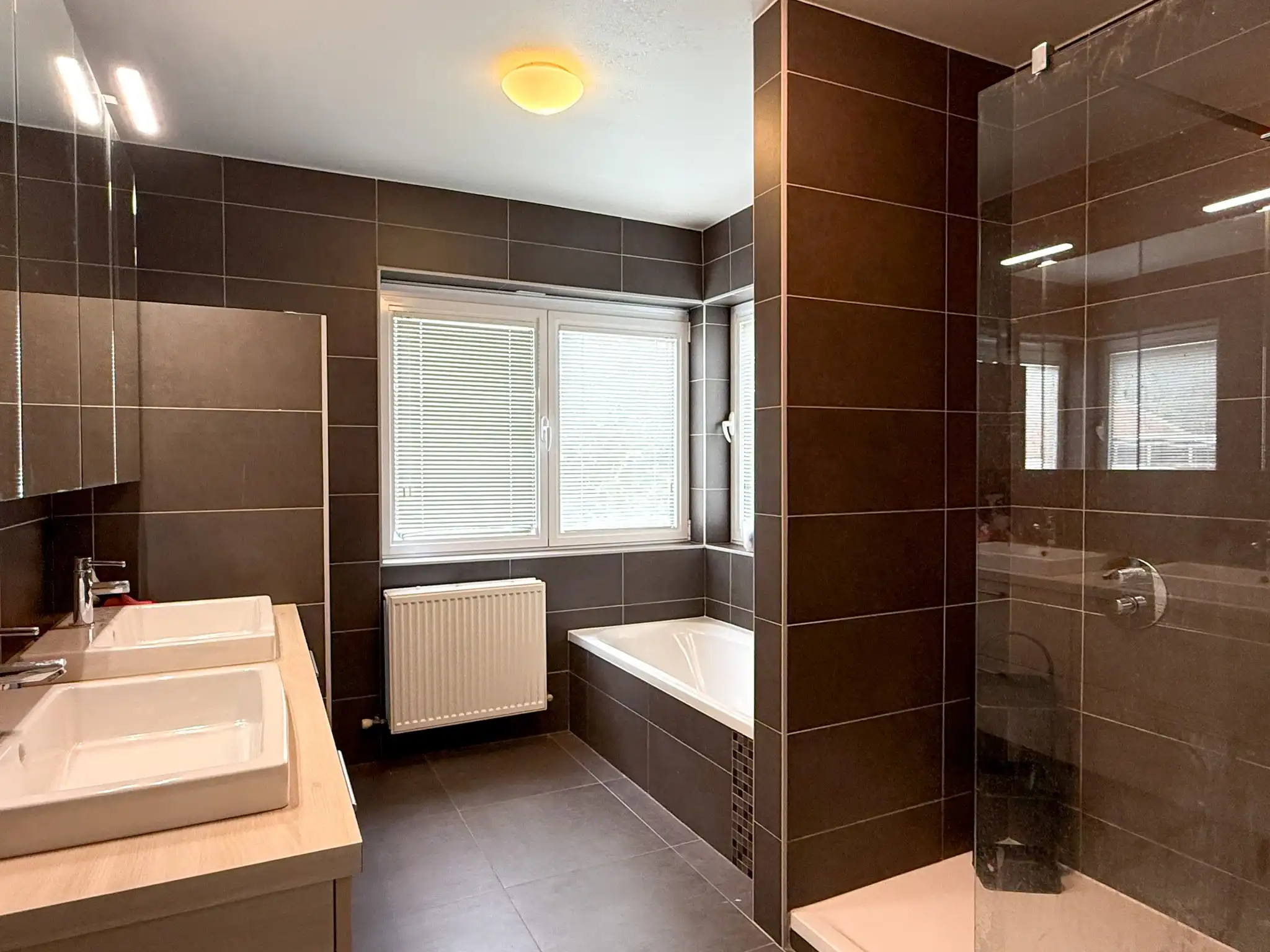 Rustig gelegen woning met 3 slaapkamers, dressing, bureau, tuin en garage foto 9
