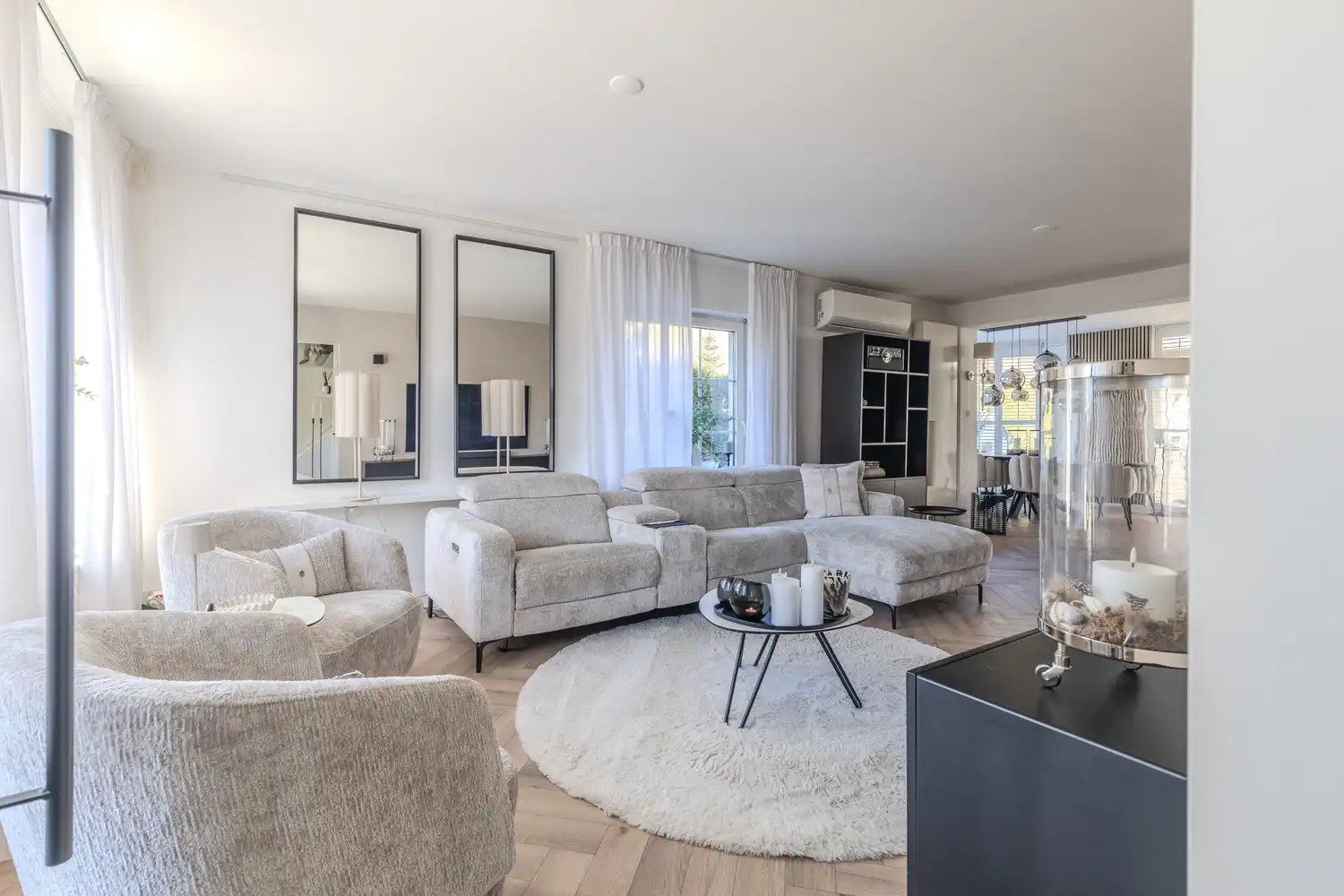 Stijlvolle, instapklare woning met vier slaapkamers, twee badkamers en verwarmd zwembad te koop in Lanaken foto 3