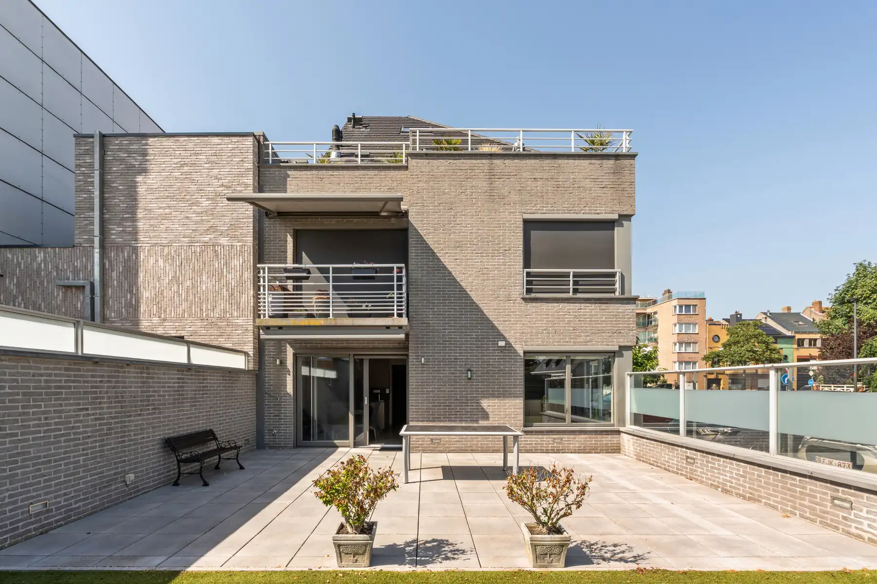 Instapklaar gelijkvloers appartement met tuin en garage foto 17