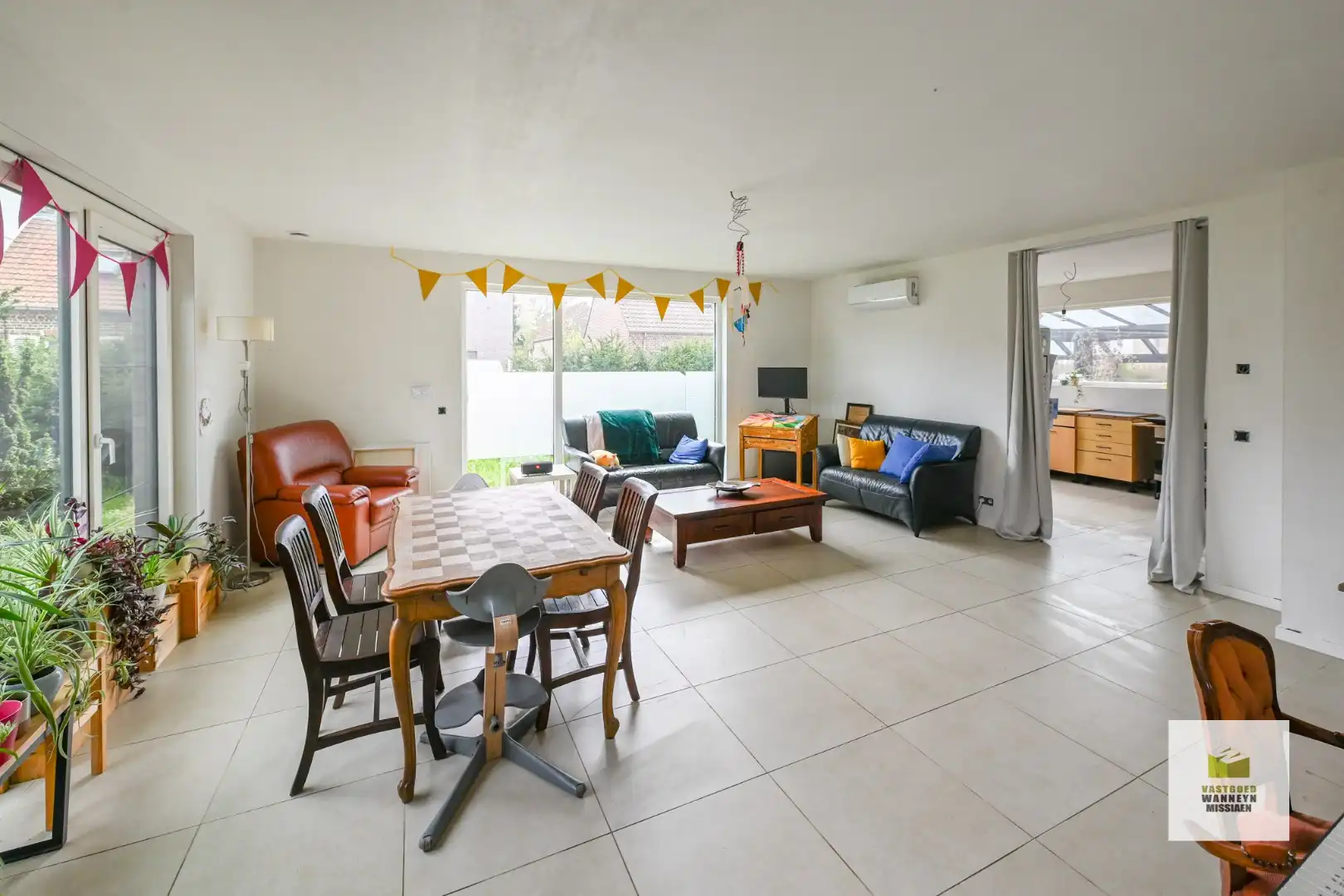 Gerenoveerde woning met 3slpk, garage en tuin op 648m2 foto {{pictureIndex}}