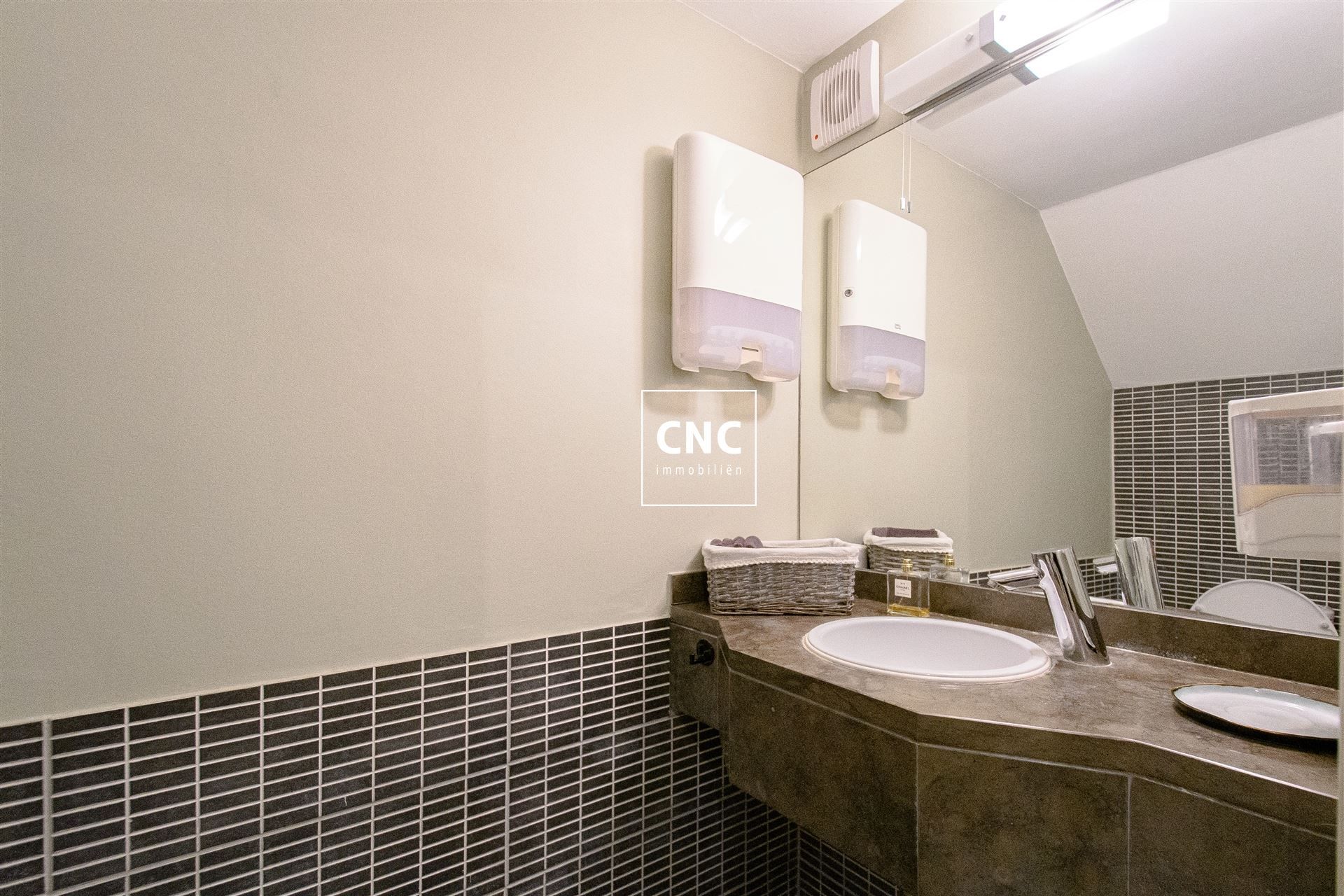 Exclusieve Commerciële Ruimte te Huur op Toplocatie in de Lippenslaan foto 15