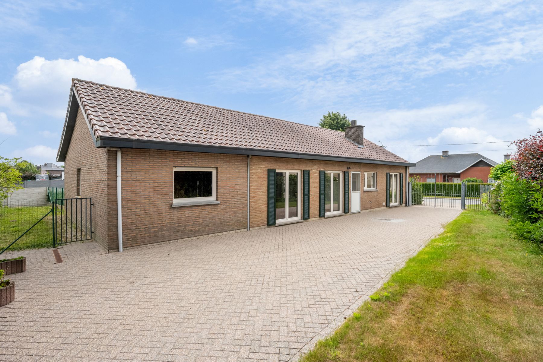 Rustig gelegen bungalow met bijhorende weide, stal en garage foto 4