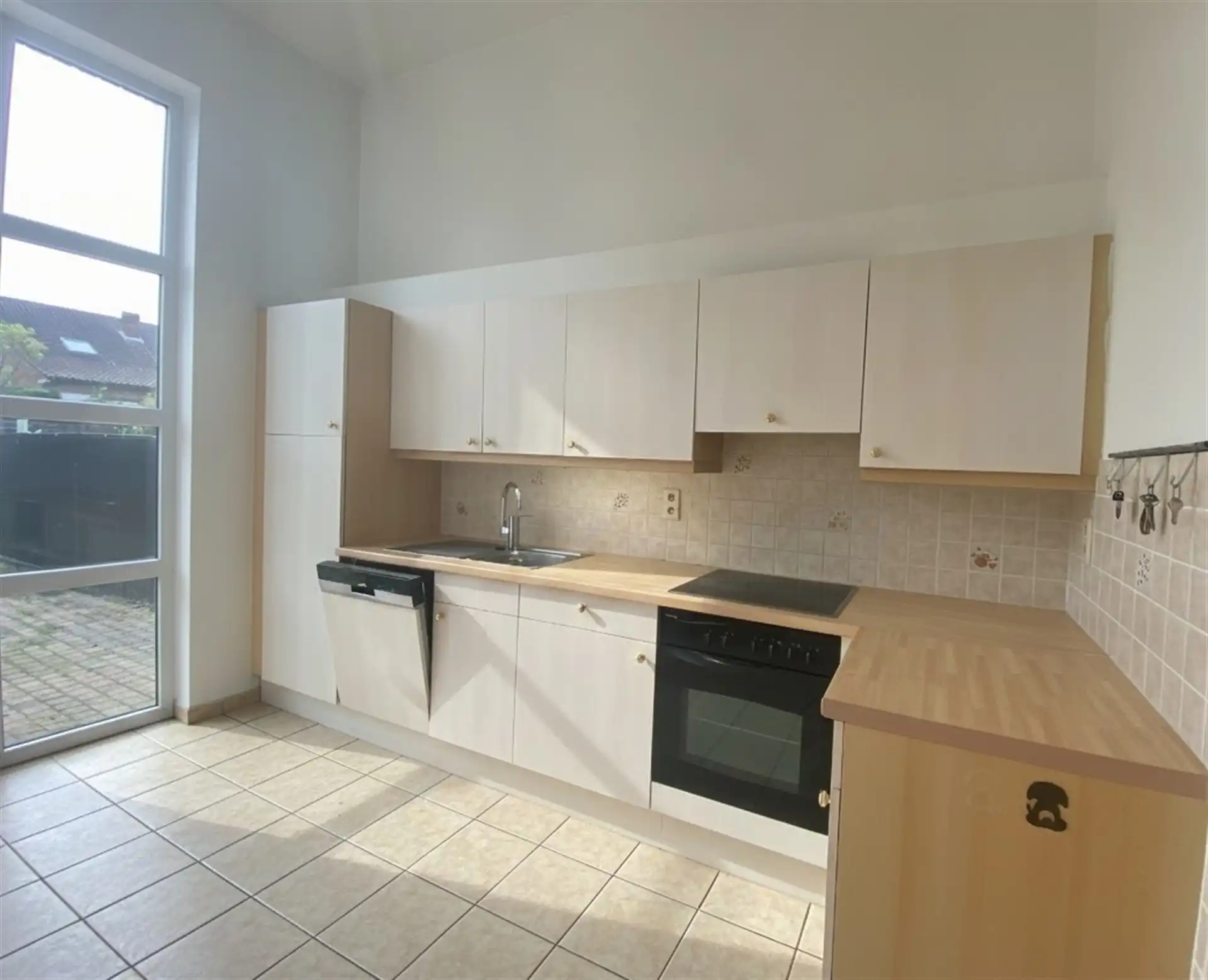 Ruime en lichtrijke woning met aangename west-geörienteerde tuin, gelegen in een rustige en doodlopende straat op wandelafstand van het centrum van Kortenberg. foto 6
