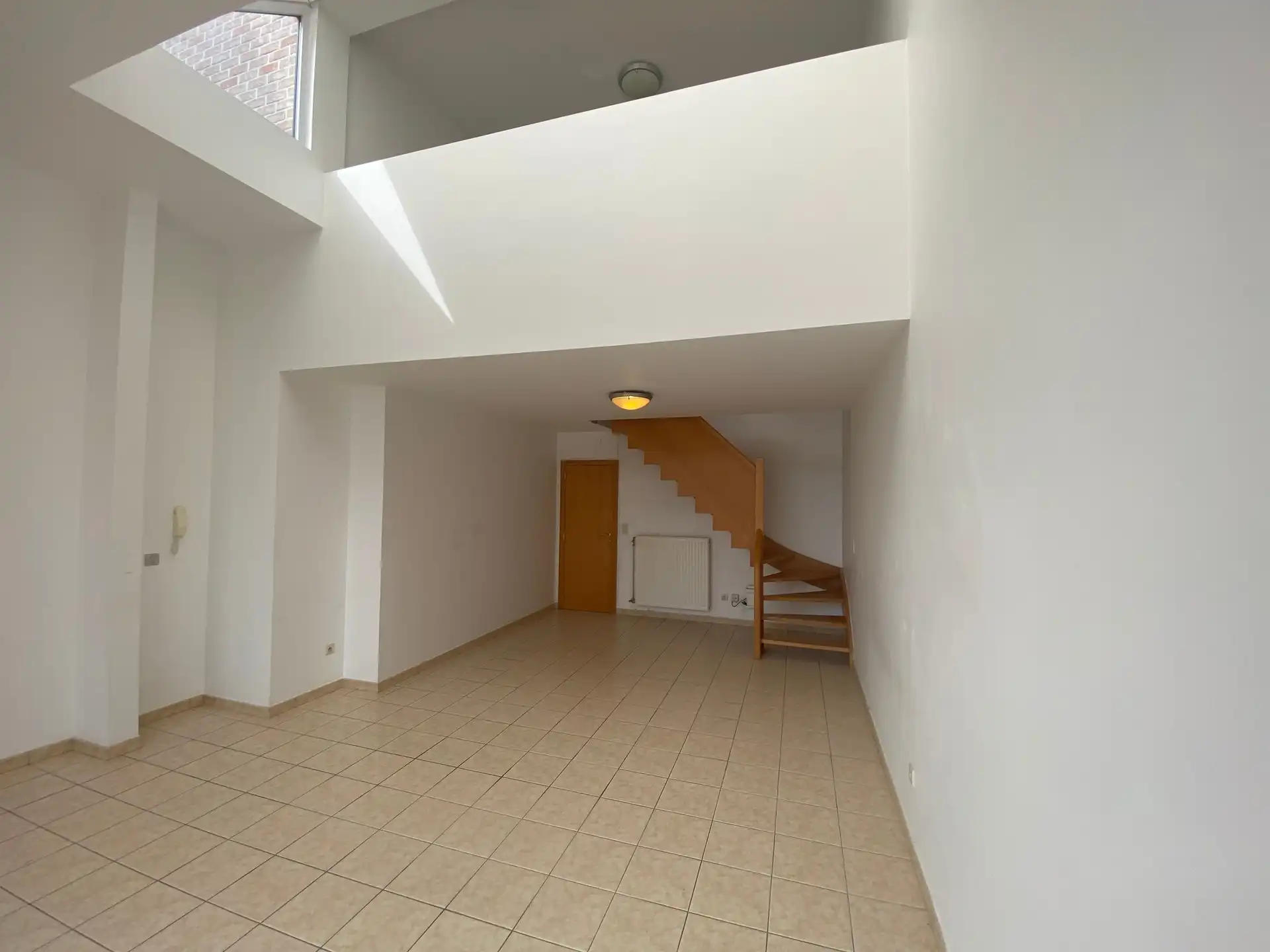 Ruime en lichtrijke woning met aangename west-geörienteerde tuin, gelegen in een rustige en doodlopende straat op wandelafstand van het centrum van Kortenberg. foto 6